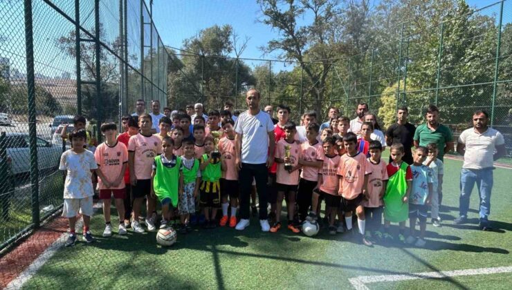 Deliklikaya Mahallesi muhtarı Mustafa Borçlanmış, çocukları spora teşvik ediyor