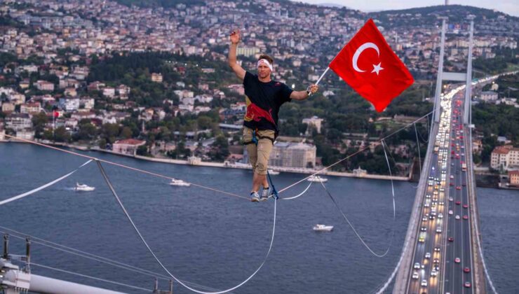 Estonyalı sporcu Jaan Roose 15 Temmuz Şehitler Köprüsü’nü ip üzerinde yürüyerek geçti