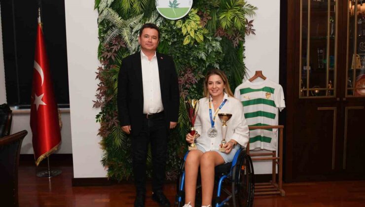 Türkiye’nin ilk engelli kadın ralli pilotu Kübra’dan çifte kupa