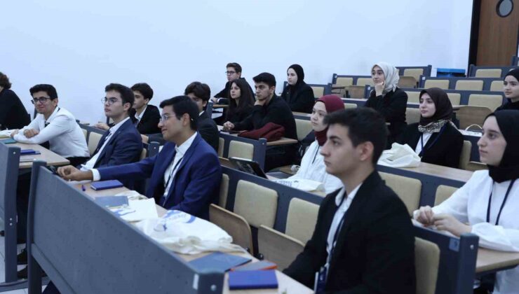 Liseli gençler merkez mecliste gündemi değerlendirdi