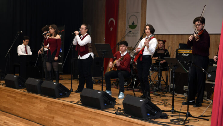 Genç müzisyenler final için sahnede