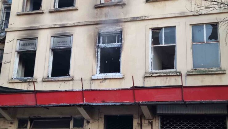Beyoğlu’nda korkutan yangın kamerada