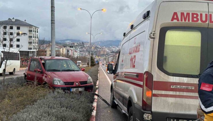 Bilecik’te kontrolden çıkan otomobil orta refüje çıkarak elektrik direğine çarptı