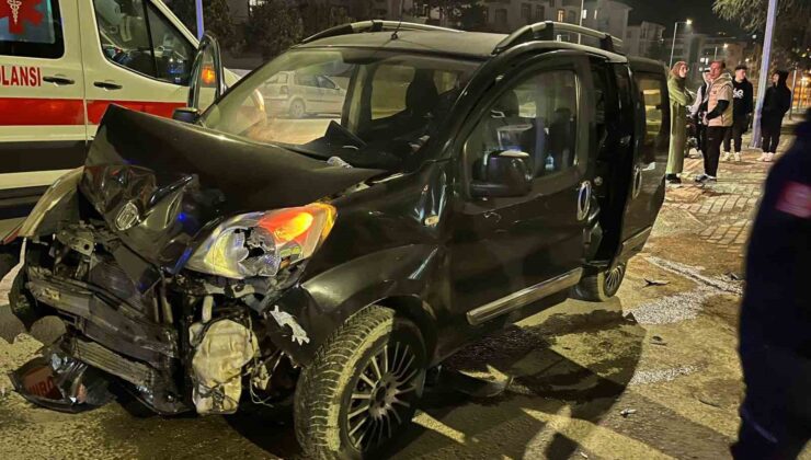 Bursa’da hafif ticari araç otomobille çarpıştı: 4 yaralı