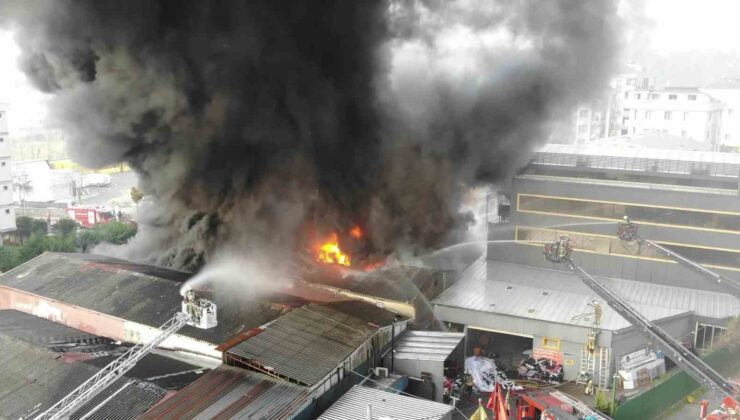 Çekmeköy’de lastik deposunda çıkan yangın havadan görüntülendi
