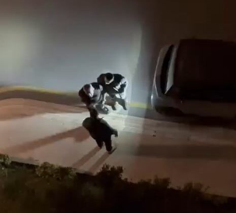 Eli silahlı şahıs güvenlik görevlisini tehdit edip siteden birisini çağırmasını istedi