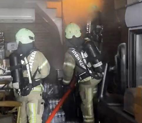 Eminönü’nde alev alev yanan restoranın içi görüntülendi