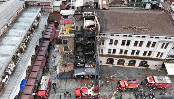 Eminönü’nde çıkan yangında kullanılamaz hale gelen restoran havadan görüntülendi