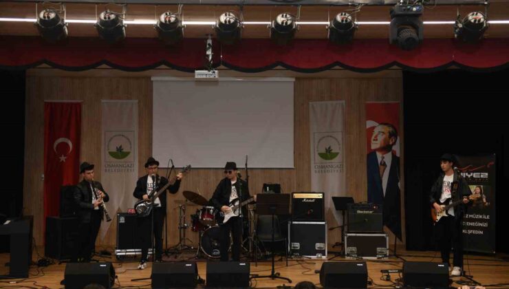 Genç müzisyenler final için sahnede