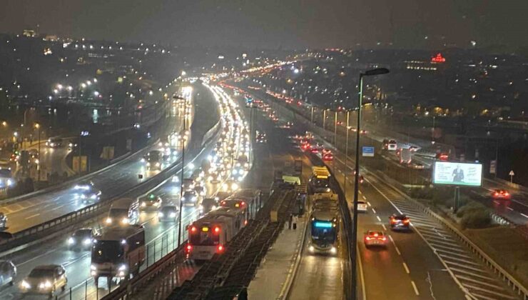 İstanbul’da ara tatilin ardından okulların açılmasıyla sabah trafik yoğunluğu oluştu