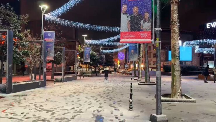 İstanbul’da kar yağışı etkili oldu, araçlar yolda kaldı