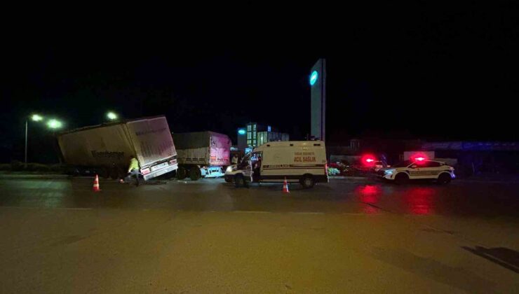 Kavşakta çarpışan tırların sürücüleri yaralandı