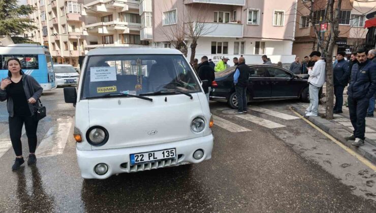 Keşan’da aydınlatma direğine çarpan otomobilin sürücüsü yaralandı
