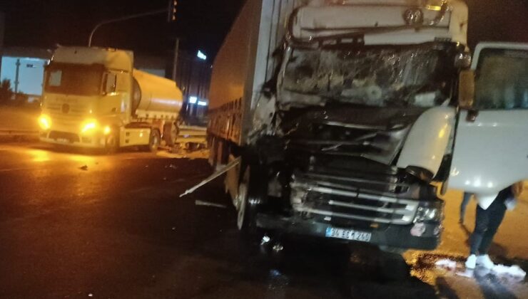 Kontrolden çıkan tır, ışık bekleyen tankere çarptı: 1 yaralı