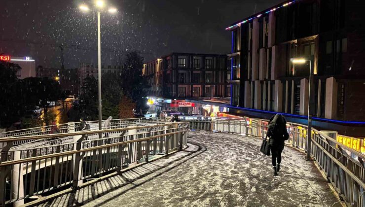 Küçükçekmece’de kar yağışı etkili oluyor