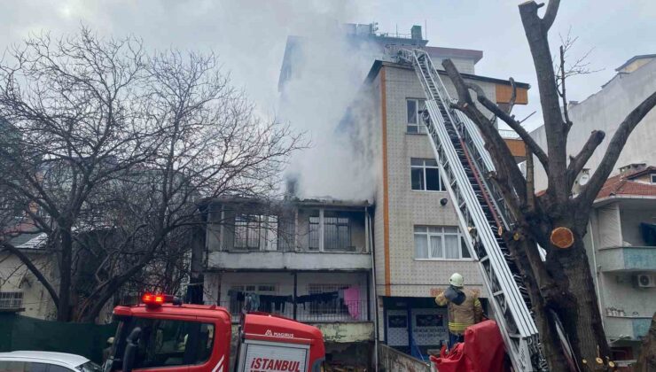 Küçükçekmece’de korkutan yangın: 2 katlı gecekonduda çıktı, alevler yan binaya sıçradı
