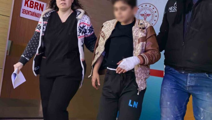 Okulun duvarına tırmanırken tel eline saplanan çocuk yaralandı