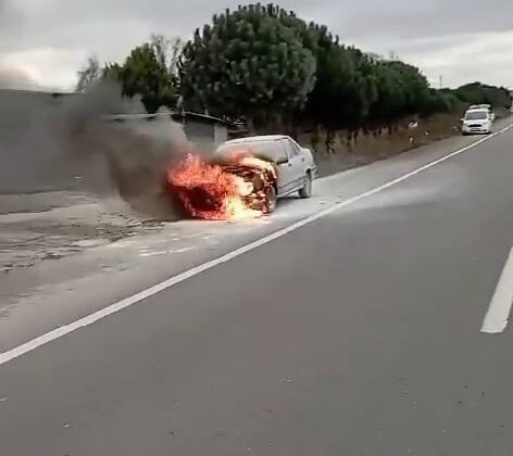 Seyir halindeki otomobil alev alev yandı