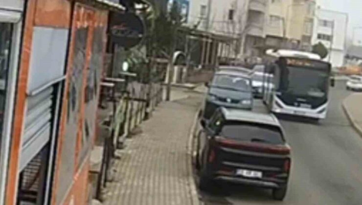 Tekirdağ’da otobüs park halindeki araca çarpıp kaçtı: Kaza anı kamerada