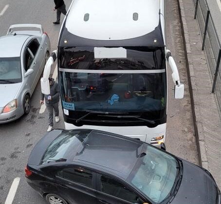 Yalova’da servis otobüsü otomobille çarpıştı