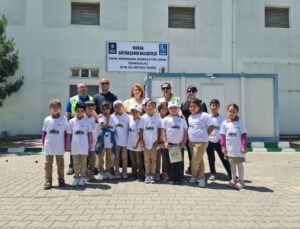 Minik gönüllülerden İznik’te sahil temizliği