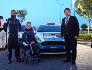 Engelli ralli pilotu Kübra aracını başarıdan başarıya sürüyor