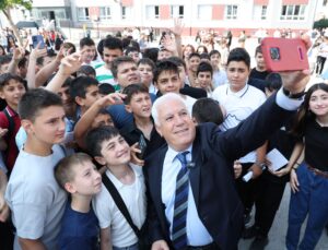 Başkan Bozbey, öğrencilerin karne sevincine ortak oldu