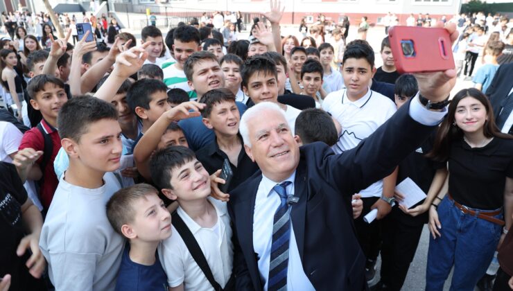Başkan Bozbey, öğrencilerin karne sevincine ortak oldu