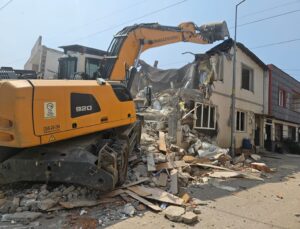 Kaçak yapı yerle bir edildi