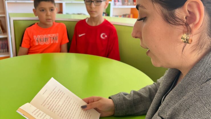 Minik eller renkli hayaller çizdi   