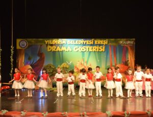 Yıldırımlı Miniklerin Mezuniyet Sevinci