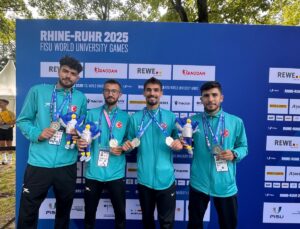 Osmangazili atletin milli forma ile madalya sevinci