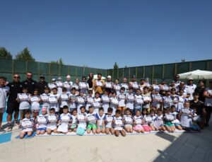 Büyükşehir Yaz Okulları’nda minik yüzücülerin sertifika heyecanı