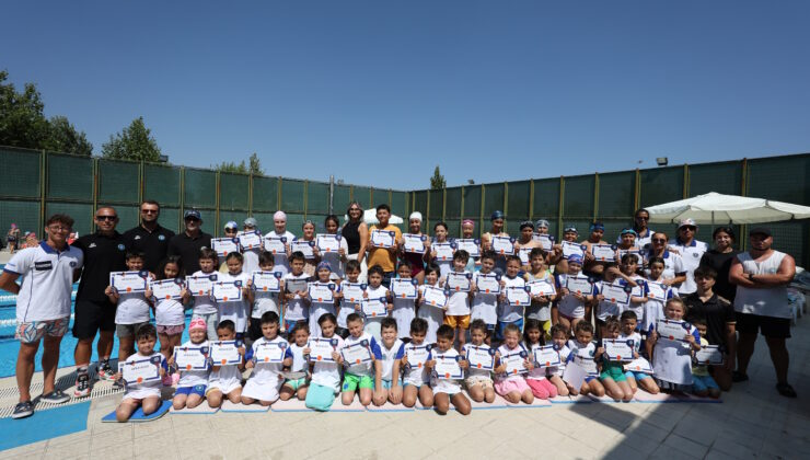 Büyükşehir Yaz Okulları’nda minik yüzücülerin sertifika heyecanı
