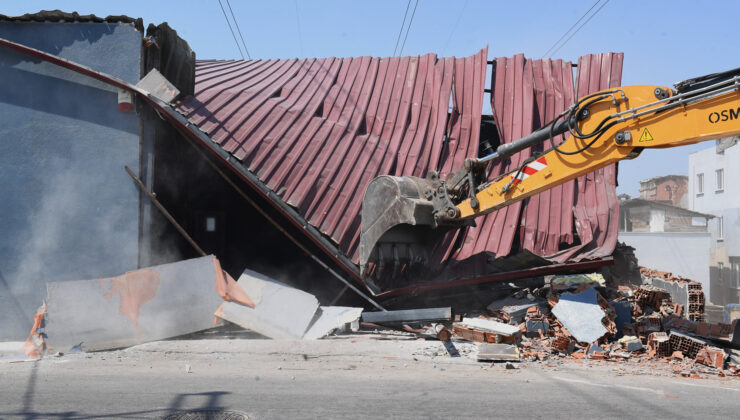 Yüksek gerilim hattına yapılan kaçak iş yeri yıkıldı