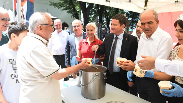 Başkan Aydın vatandaşlara aşure dağıttı