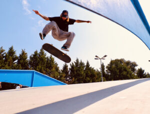 Genç kaykaycılar Sukaypark’ta şov yaptı