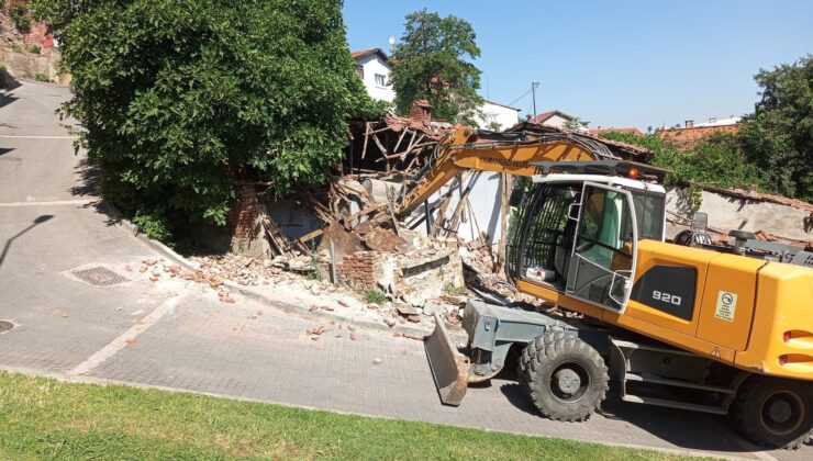 Tehlike saçan metruk binalar yıkıldı