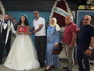 Mevlüt Yücesan Dünyaevine Girdi: Anlamlı Düğünde Türk Bayrağı Hediye Edildi