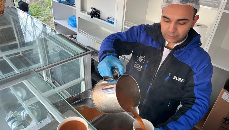 BÜYÜKŞEHİRDEN ÖĞRENCİLERE SICAK ÇORBA