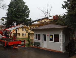 BÜYÜKŞEHİR EKİPLERİ, ŞİDDETLİ RÜZGARA KARŞI SAHADA