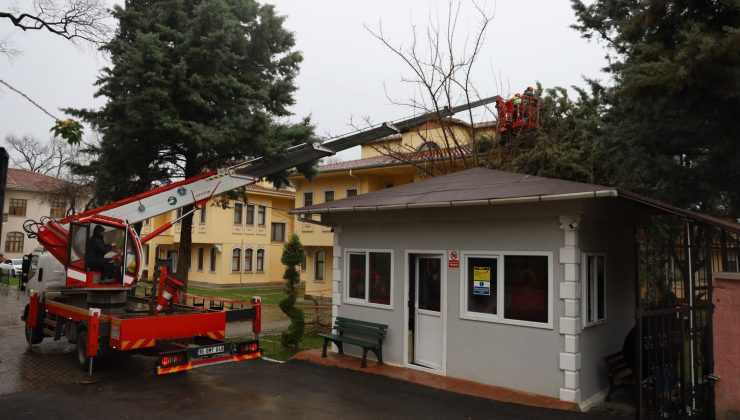 BÜYÜKŞEHİR EKİPLERİ, ŞİDDETLİ RÜZGARA KARŞI SAHADA