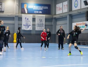 BÜYÜKŞEHİR HENTBOL TAKIMI LİGDE VE AVRUPA’DA FIRTINA GİBİ ESİYOR